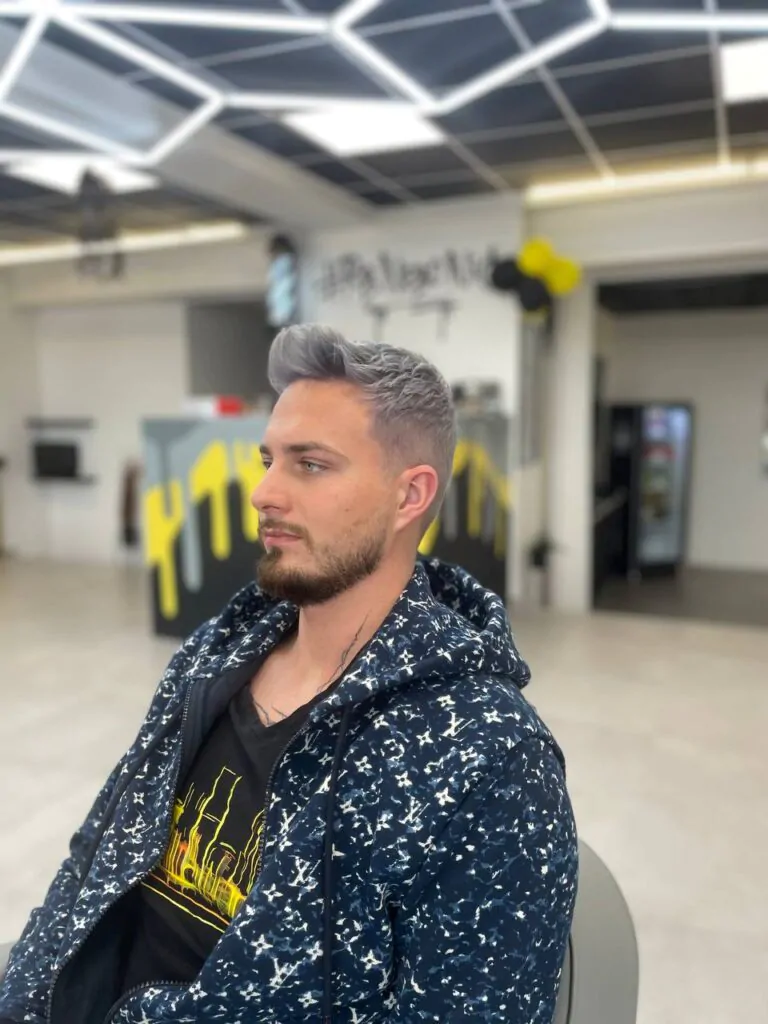 Barvení vlasů v barber shopu v Praze.